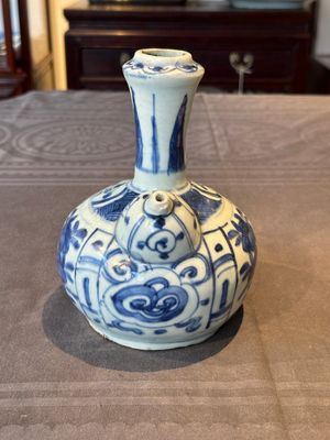 A Chinese blue and white kendi with floral design, Wanli — foto 2