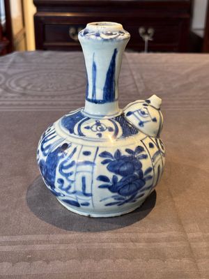 A Chinese blue and white kendi with floral design, Wanli — foto 3
