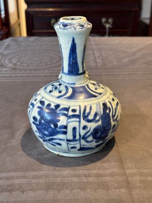 A Chinese blue and white kendi with floral design, Wanli — foto 4