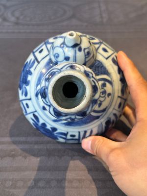A Chinese blue and white kendi with floral design, Wanli — foto 5