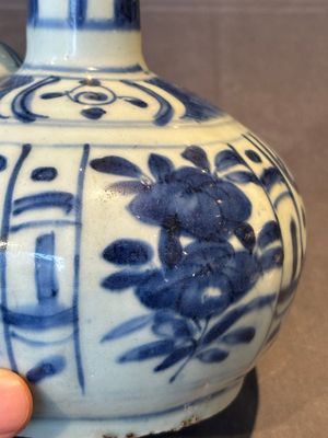A Chinese blue and white kendi with floral design, Wanli — foto 6