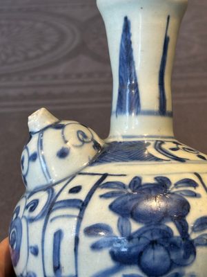 A Chinese blue and white kendi with floral design, Wanli — foto 7