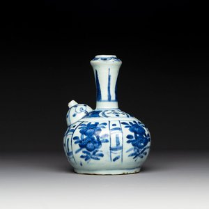 A Chinese blue and white kendi with floral design, Wanli — foto 1