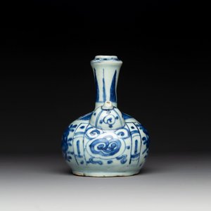 A Chinese blue and white kendi with floral design, Wanli — foto 2