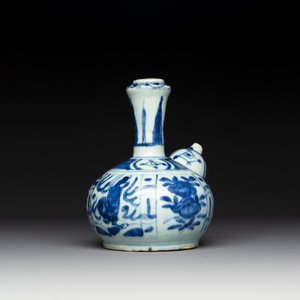 A Chinese blue and white kendi with floral design, Wanli — foto 3