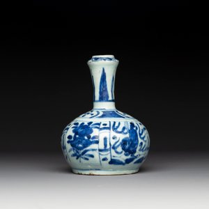 A Chinese blue and white kendi with floral design, Wanli — foto 4