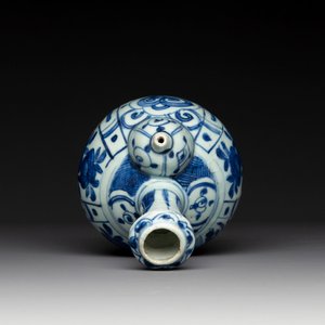 A Chinese blue and white kendi with floral design, Wanli — foto 5