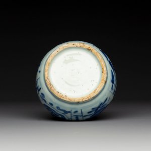 A Chinese blue and white kendi with floral design, Wanli — foto 6
