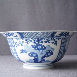 A Chinese blue and white klapmuts bowl, Kangxi mark and of the period — photo 12