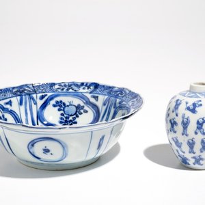 A Chinese blue and white klapmuts bowl, Wanli and a small globular '100 boys' vase, Kangxi mark, 19th C. — photo 1