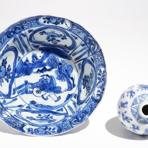 A Chinese blue and white klapmuts bowl, Wanli and a small globular '100 boys' vase, Kangxi mark, 19th C. — photo 2