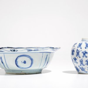 A Chinese blue and white klapmuts bowl, Wanli and a small globular '100 boys' vase, Kangxi mark, 19th C. — photo 5
