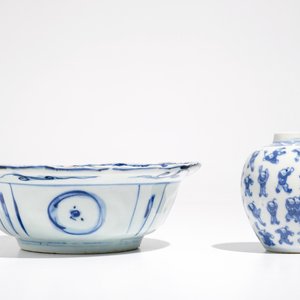 A Chinese blue and white klapmuts bowl, Wanli and a small globular '100 boys' vase, Kangxi mark, 19th C. — photo 6