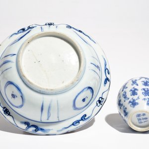 A Chinese blue and white klapmuts bowl, Wanli and a small globular '100 boys' vase, Kangxi mark, 19th C. — photo 7