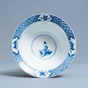 A Chinese blue and white klapmuts bowl with a battle scene, Chenghua mark, Kangxi — 照片 3