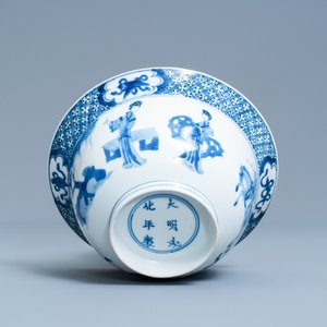 A Chinese blue and white klapmuts bowl with a battle scene, Chenghua mark, Kangxi — 照片 7