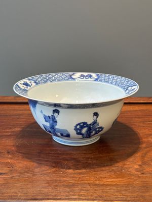 A Chinese blue and white 'klapmuts' bowl with a killing scene, Chenghua mark, Kangxi — 照片 1
