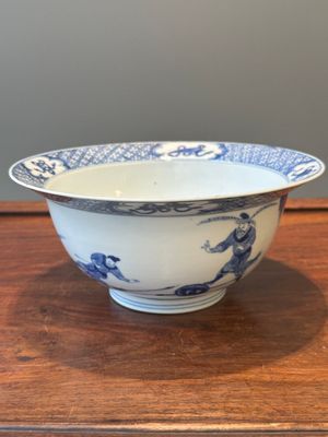 A Chinese blue and white 'klapmuts' bowl with a killing scene, Chenghua mark, Kangxi — 照片 3