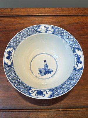 A Chinese blue and white 'klapmuts' bowl with a killing scene, Chenghua mark, Kangxi — 照片 5