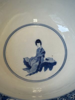 A Chinese blue and white 'klapmuts' bowl with a killing scene, Chenghua mark, Kangxi — 照片 6