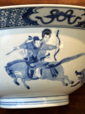 A Chinese blue and white 'klapmuts' bowl with a killing scene, Chenghua mark, Kangxi — 照片 10