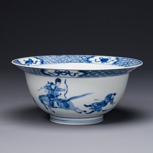 A Chinese blue and white 'klapmuts' bowl with a killing scene, Chenghua mark, Kangxi — 照片 1
