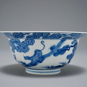 A Chinese blue and white klapmuts bowl with a tiger fighting a dragon, Chenghua mark, Kangxi — photo 3