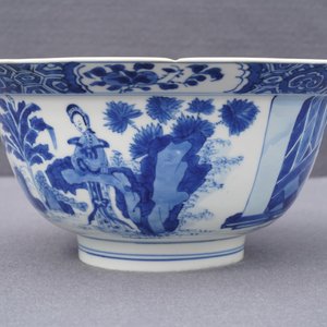 A Chinese blue and white klapmuts bowl with figural design, Kangxi mark and of the period — 照片 12