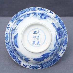 A Chinese blue and white klapmuts bowl with figural design, Kangxi mark and of the period — 照片 13