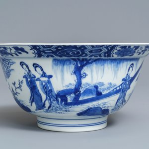 A Chinese blue and white klapmuts bowl with figural design, Kangxi mark and of the period — 照片 3