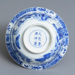 A Chinese blue and white klapmuts bowl with figural design, Kangxi mark and of the period — 照片 7