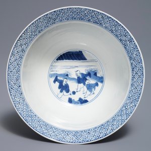 A Chinese blue and white klapmuts bowl with figural design, Kangxi mark and period — photo 5