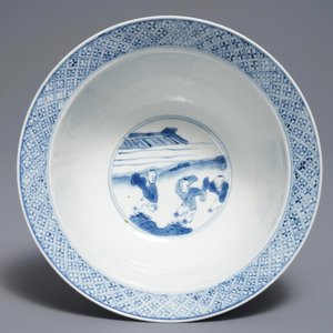 A Chinese blue and white klapmuts bowl with figural design, Kangxi mark and period — photo 5