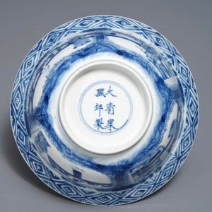 A Chinese blue and white klapmuts bowl with figural design, Kangxi mark and period — photo 6