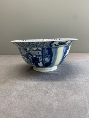 A Chinese blue and white 'klapmuts' bowl with figural design, Kangxi — photo 3