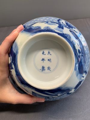A Chinese blue and white 'klapmuts' bowl with figural design, Kangxi — photo 7