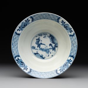 A Chinese blue and white 'klapmuts' bowl with figural design, Kangxi — photo 5