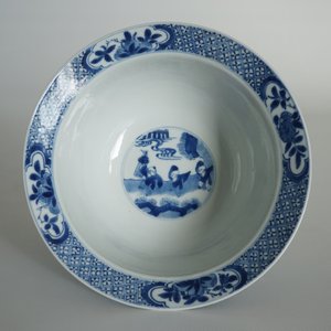 A Chinese blue and white klapmuts bowl with figural design, Xuande mark, Kangxi — 照片 12
