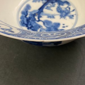 A Chinese blue and white klapmuts bowl with figures in a landscape, Kangxi mark and of the period — 照片 7