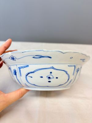 A Chinese blue and white 'Klapmuts' bowl — photo 3