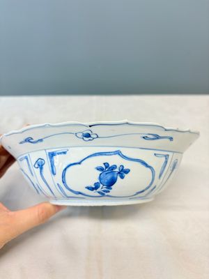 A Chinese blue and white 'Klapmuts' bowl — photo 4