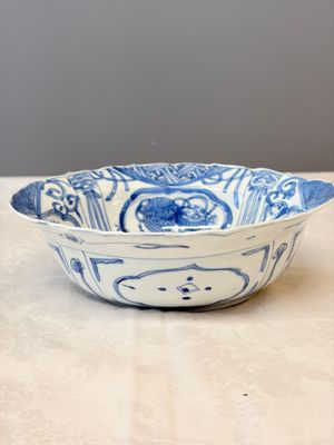 A Chinese blue and white 'Klapmuts' bowl — photo 1