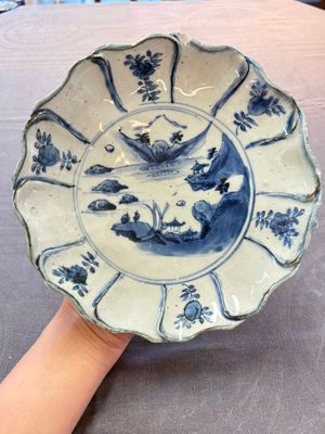 A Chinese blue and white ko-sometsuke flower-shaped tripod 'landscape' plate for the Japanese market, late Ming — 照片 1