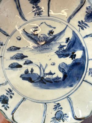 A Chinese blue and white ko-sometsuke flower-shaped tripod 'landscape' plate for the Japanese market, late Ming — 照片 2