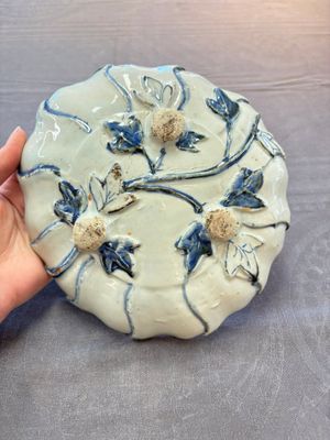 A Chinese blue and white ko-sometsuke flower-shaped tripod 'landscape' plate for the Japanese market, late Ming — 照片 4