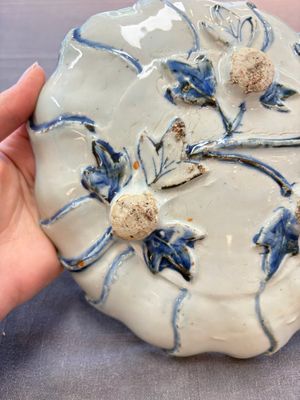 A Chinese blue and white ko-sometsuke flower-shaped tripod 'landscape' plate for the Japanese market, late Ming — 照片 5