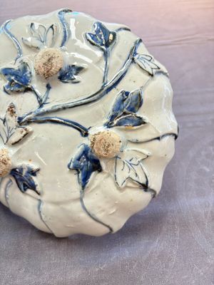 A Chinese blue and white ko-sometsuke flower-shaped tripod 'landscape' plate for the Japanese market, late Ming — 照片 7