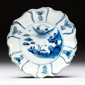 A Chinese blue and white ko-sometsuke flower-shaped tripod 'landscape' plate for the Japanese market, late Ming — 照片 1