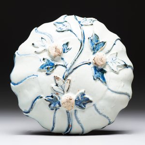 A Chinese blue and white ko-sometsuke flower-shaped tripod 'landscape' plate for the Japanese market, late Ming — 照片 2