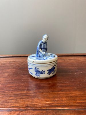 A Chinese blue and white ko-sometsuke incense burner for the Japanese market with a pipe smoker on the lid, Transitional period — photo 1
